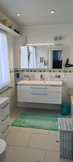Großzügiges Architektenhaus mit Einliegerwohnung auf traumhaft angelegtem Grundstück – Bad en Suite
