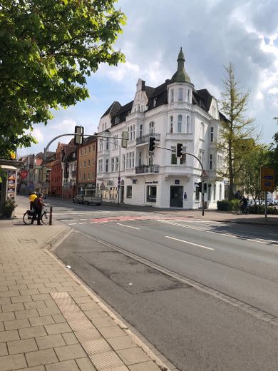 Emplacement représentatif : 90 m² rénovés dans un emplacement absolument privilégié d’Osnabrück-Weststadt/Wüste ! – Außendarstellung weiße Fassade