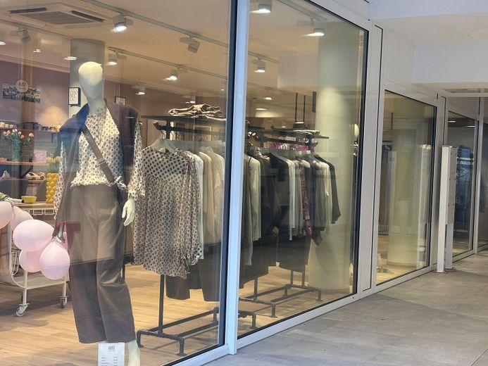 Klimatyzowany lokal handlowy w centrum Ahrweiler, w strefie dla pieszych, do wynajęcia – Passage mit seitl. Fensterfron
