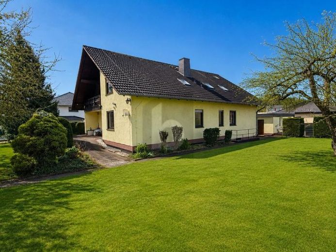 VIELSEITIGES WOHNHAUS MIT EINLIEGERWOHNUNG GARAGE – Foto 1