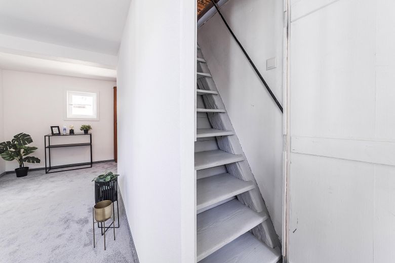 Traumhaftes Fachwerkhaus mit großem Grundstück und Terrasse – Treppe zur Dachstuhl