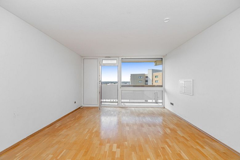 Bezugsfreie 3-Zimmer-Wohnung im 13. Obergeschoss mit zwei Balkonen und Alpenblick – Foto 1