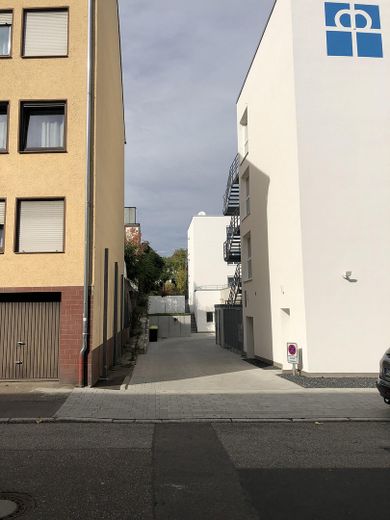 Ebenerdige neuwertige Lagerfläche mit Büro zu vermieten – Zufahrt