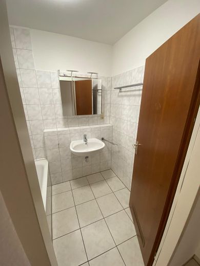 Mönchengladbach-Giesenkirchen: 3-pokojowe mieszkanie z loggią do wynajęcia – Wannenbad