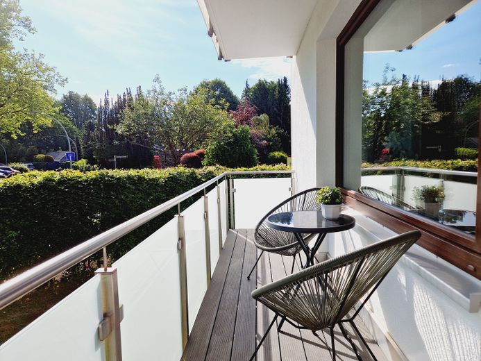 Liebevoll möblierte 2 Zimmer Wohnung mit Balkon ab sofort – Balkon