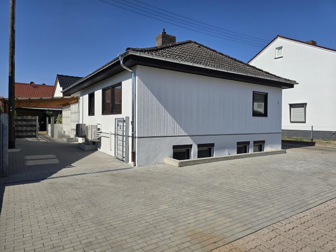 Einfamilienhaus mit kernsanierter Einliegerwohnung, Pool und Garage in Lustadt – Straßenansicht