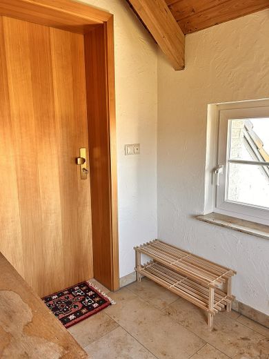 möblierte DG-Wohnung in Schkeuditz – ideal als arbeitsbedingte Wohnung – Eingang
