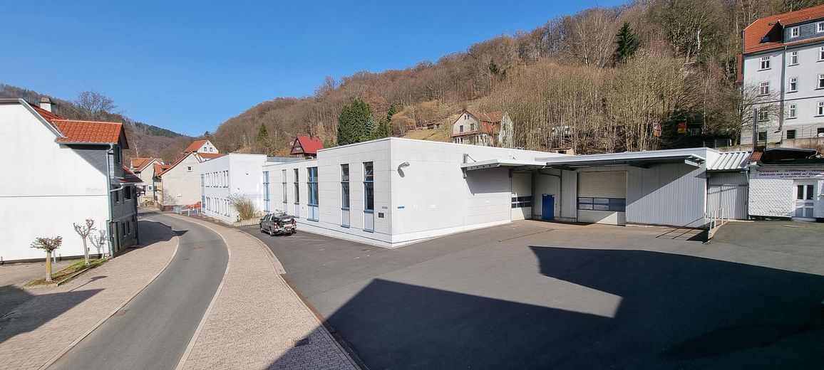 Industrie-/Logistikstandort mit Büro- und Sozialflächen| 6.000 € Kalt| 3,83 €/m² | 3D-Scan – Außenansicht Ladezone 1 von 2