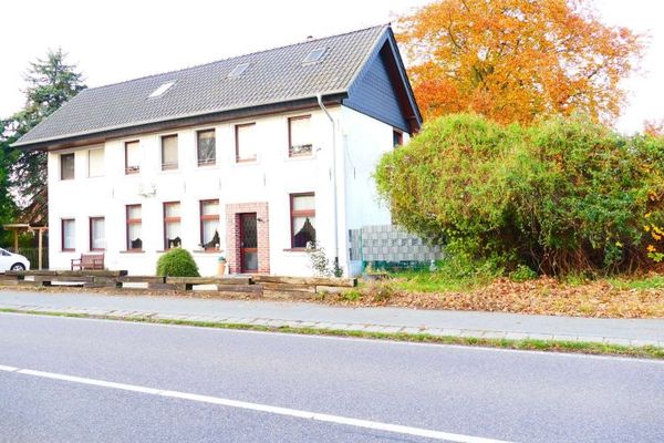 Geräumiges Zweifamilienhaus auf gut gelegenem Grundstück mit viel Platz zur persönlichen Entfaltung