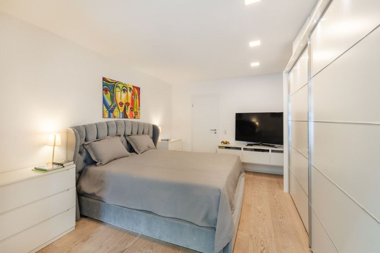 Urlaubsfeeling!!! TOP Modernes Familienhaus mit Garage, Pool und Badehaus in Breitscheid – Schlafzimmer im Erdgeschoss
