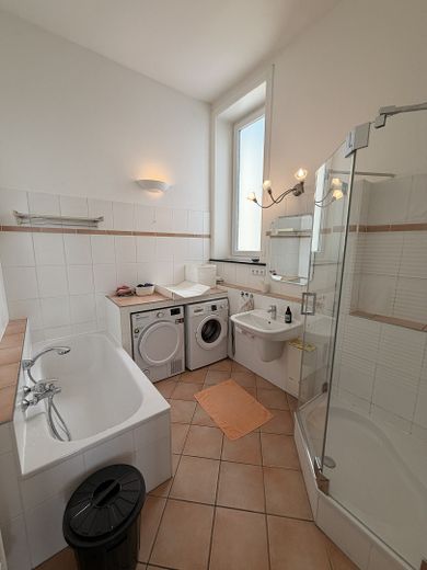 Zentral und ruhig gelegene 5 Zimmerwohnung in Hohenfelde – Vollbad mit Dusche