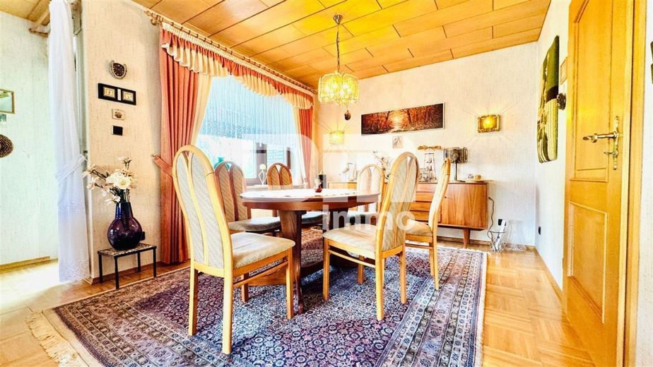 (R)eserviert!Großzügiges Einfamilienhaus in begehrter Lage mit Balkonen und Traumgarten – EG Wohn / Esszimmer / Zugang Balkon 1