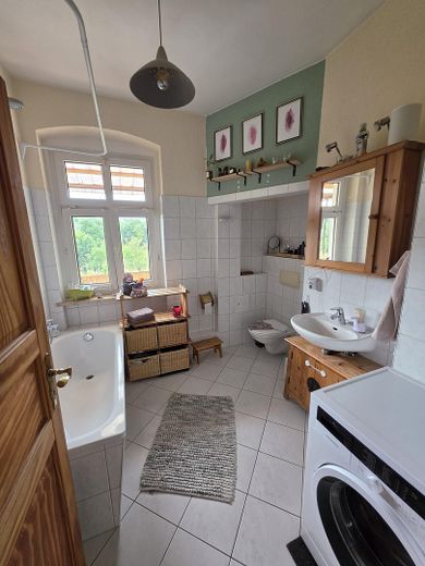 Maisonette-Wohnung mit Balkon zum Innenhof – Bad mit Badewanne