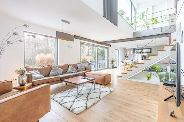 Architektenbungalow mit Split-Level-Bauweise, klarer Formensprache und freiem Landschaftsblick! – Wohnzimmer II