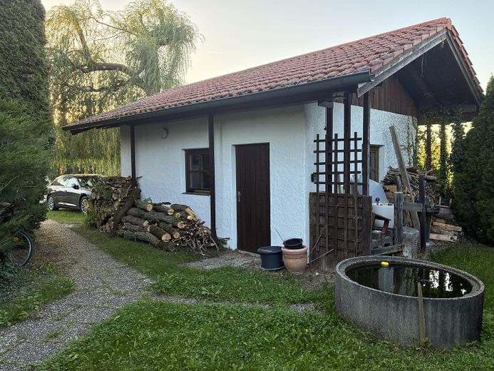 Багатофункціональна мезонет / сутеренна квартира 83 +42 м²  у природній місцевості - багатофункціональний гараж – Garage mit Holzplatz