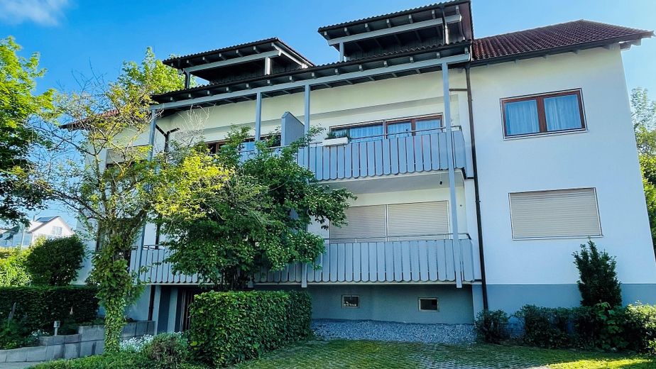Wohnen in Überlingen: Großzügige 3-Zimmer-Oase mit Balkon, Aussicht & 2 Stellplätzen – Strassenansicht