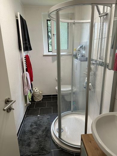 Gepflegte Wohnanlage mit 8 Wohneinheiten in Solingen-Ohligs – provisionsfrei – Beispiel Badezimmer