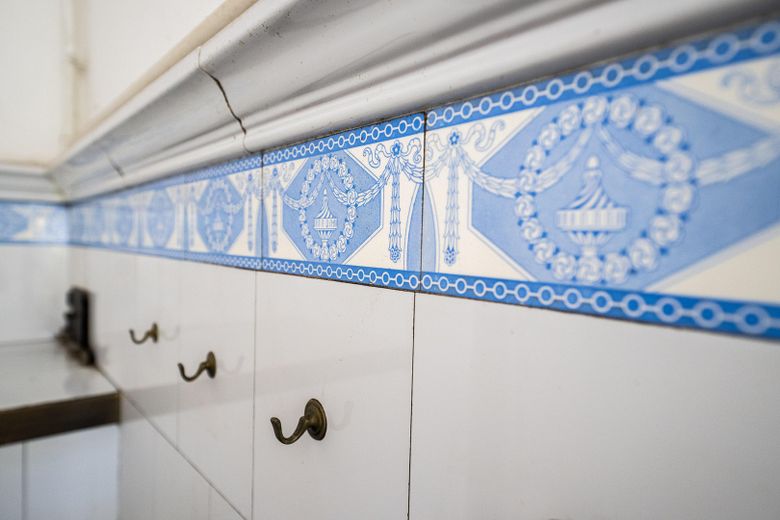 Provisionsfrei: Am Cosimaplatz in Friedenau, 2.5 Zimmer Altbau mit Balkon im 3.OG, Fernwärme – Die historischen Fliesen