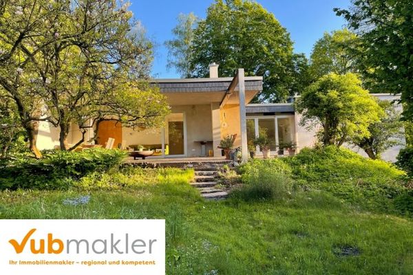 Rarität im Fichtelgebirge: Kernsanierter Bauhaus-Bungalow mit 163 qm auf 7.500 qm Parkgrundstück