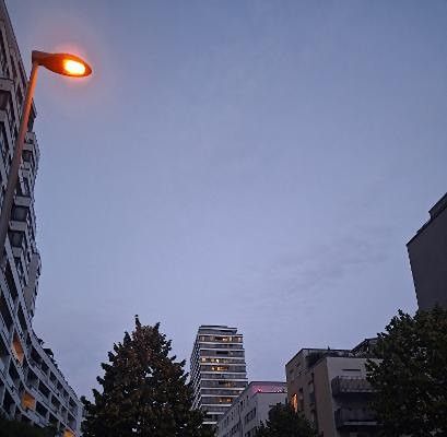 यह शानदार, रोशनी से भरपूर दक्षिणमुखी अपार्टमेंट Europaviertel के बेहतरीन स्थान पर, अबाध दूरदृश्य और कंसीयर्ज सेवा सहित उपलब्ध है