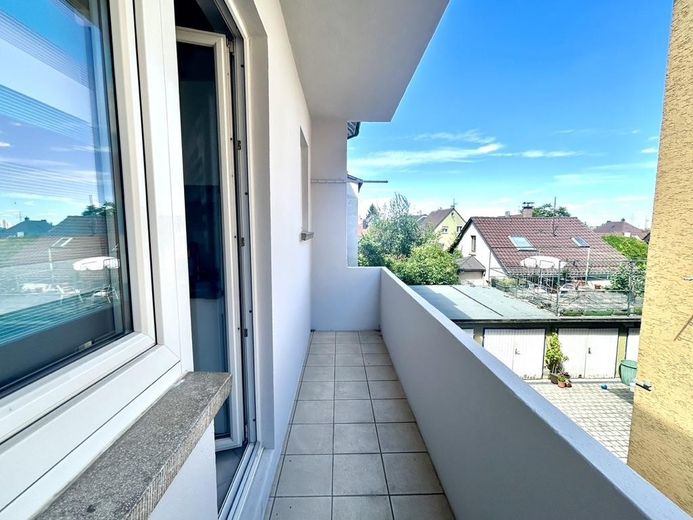 *Aydınlık ortak daire odası* EBK ve ortak balkon ile – Gemeinschaftlicher Balkon