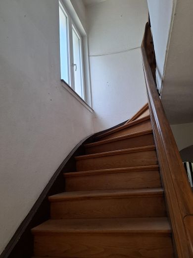Büyük bir üst hakkı arsası üzerinde tasarım potansiyeline sahip müstakil şehir villası – Treppe zum 1.OG