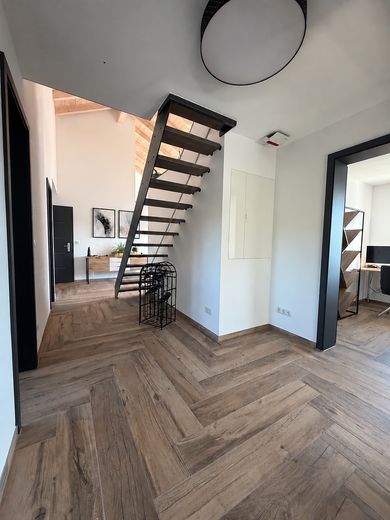 Hochwertige Neubauwohnung mit großzügiger Galerie in ZFH (möbliert) – Flu