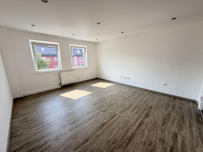 Erstbezug nach Sanierung: Helle 3-Zimmer-Wohnung mit Stellplatz& Keller – sofort bezugsfrei – Wohnzimmer.2
