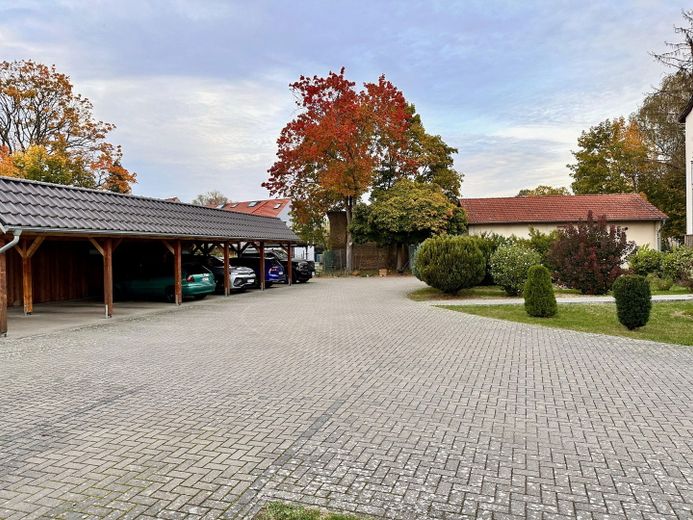 Hof mit Carportanlage