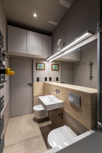 Einzigartige Wohnung | privater Eingang | bezugsfrei | ohne Provision – Travertinblock/ Duravitmöbel