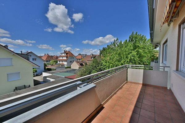 Modernisierte 1-Zimmer-Wohnung mit Balkon, Garage und neuer Einbauküche in Weil am Rhein