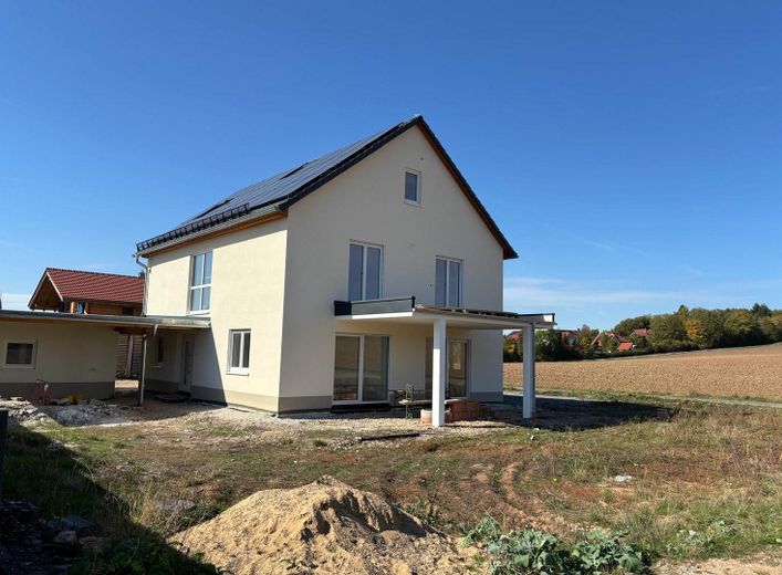 Appartamento con 3 locali al piano terra, vista mozzafiato, ampia terrazza + giardino – Blick Garten auf Haus 