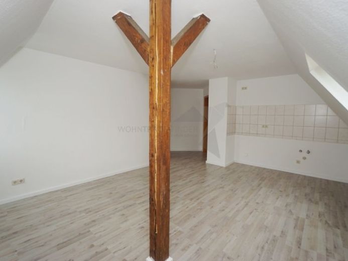 Attraktive Dachgeschosswohnung mit Sichtbalken, Wohnküche und großem Bad – Foto 1