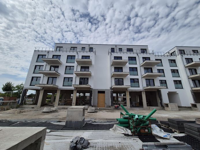 Wohnung im Bau, stadtnah im Hafenquartier Graf Bismark mit Balkon am Yachthafen/Kanal für 2 Personen – Hausansicht hinten
