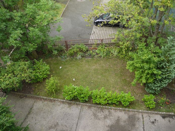 DD-Cotta: Attraktive, großzügige 4-Raum-Wohnung mit Einbauküche und privatem Gartenanteil ! – Private Gartenfläche