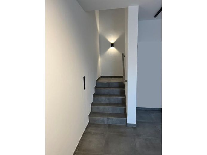 Hochwertiges, neuwertiges und modernes Gebäude mit Bürotrakt verkehrsgünstig A2/B66 – Treppe EG