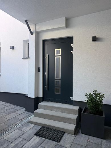 First occupancy after complete renovation | 2-room ground-floor apartment with fitted kitchen – Hauseingang