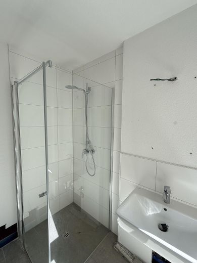 *Neuwertig* 2-Zimmer-Wohnung mit Balkon in Offenbach – Badzimmer