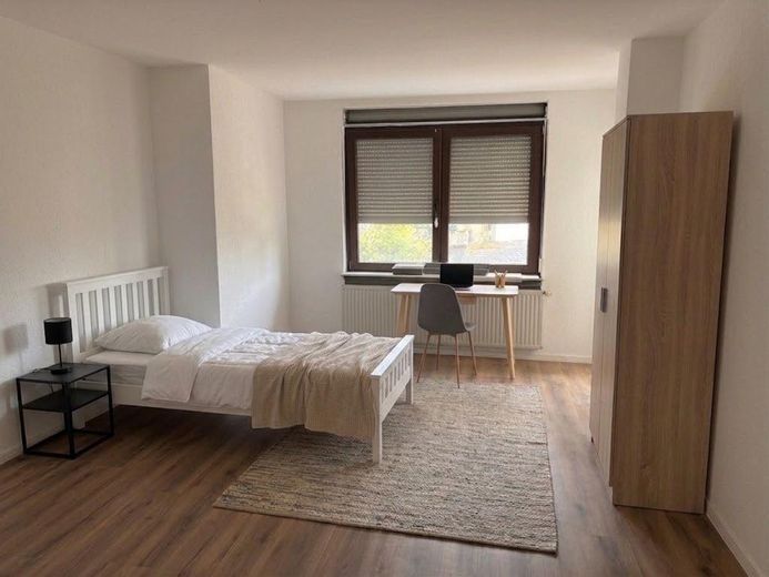 Camera ammobiliata in appartamento condiviso | Appena ristrutturata | Affitto tutto incluso – Großes Zimmer