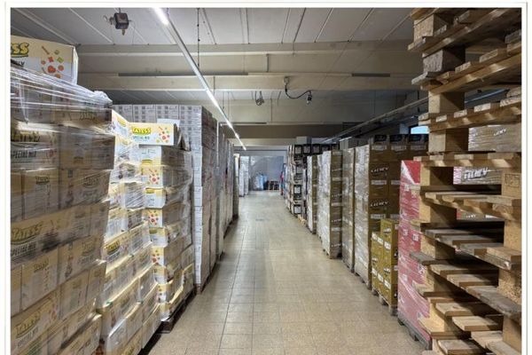 Оренда виробничо-складського приміщення площею 1230 м² поблизу Південної клініки Нюрнберга