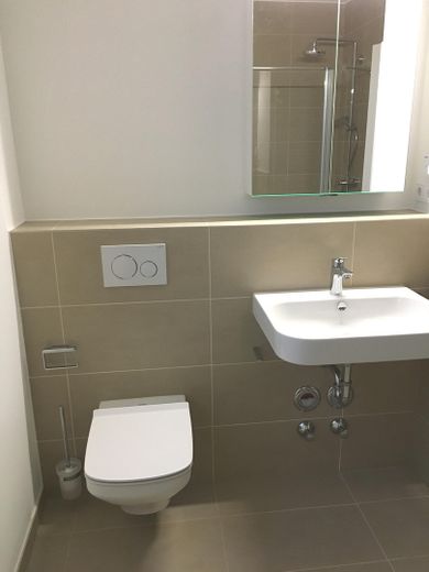 Skyline manzaralı, kapalı balkonlu, ankastre mutfaklı ve kapalı otoparklı aydınlık 2 odalı daire, Frankfurt-Riedberg – Badezimmer