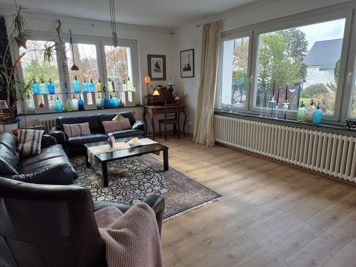 Großes Einfamilienhaus mit Einliegerwohnung in Groß-Buchholz, sehr ruhige Lage – Wohnzimmer