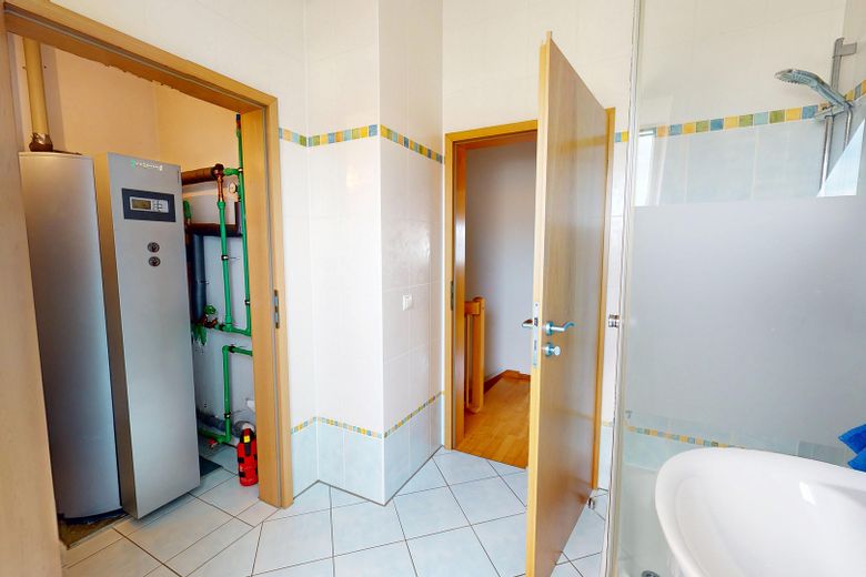 Badezimmer/Heizraum DG