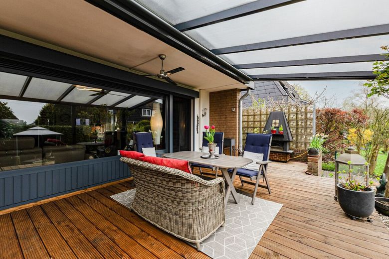 Modernisiertes Familienparadies: Sehr gepflegtes ERH mit Kamin, Sauna &amp; Garage – Terrasse