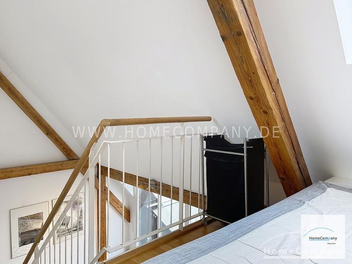 Helle, modern möblierte 1,5-Zimmer-Dachgeschoss-Maisonette-Wohnung mit Südbalkon in Schwabing – 41d7fb2efb0a2490403f00a2f8fdf1d548aeaf06.jpg