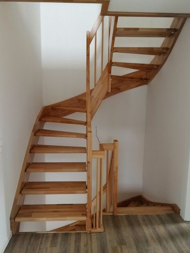 Modernes Reiheneckhaus in ruhiger Lage - gehobene Ausstattung – Treppenhaus