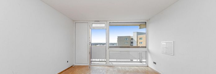 Bezugsfreie 3-Zimmer-Wohnung im 13. Obergeschoss mit zwei Balkonen und Alpenblick