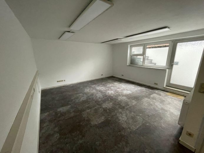 Büro / Gewerbefläche 152 qm (bis zu 323 qm möglich) in Oberhausen Königshardt PROVISIONSFREI – Raum im Untergeschoss