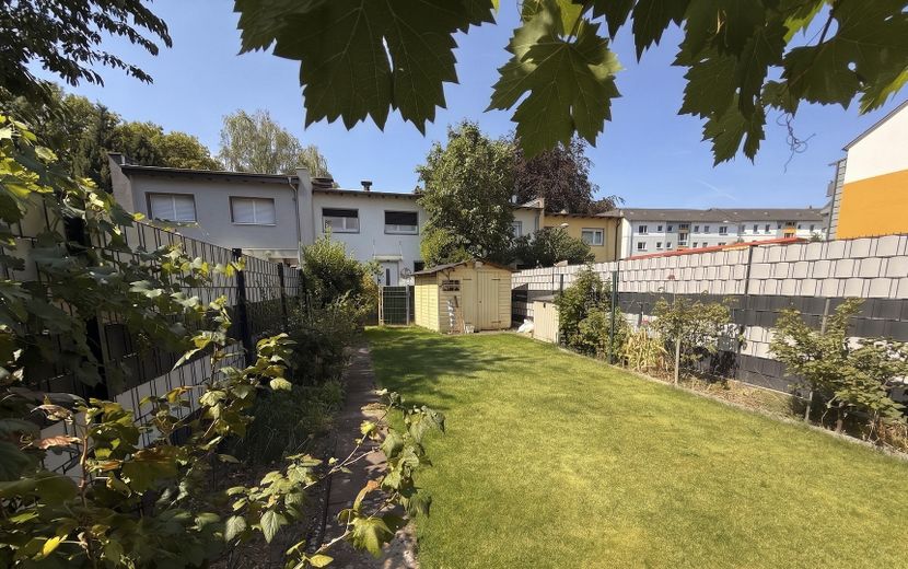 Gepflegtes Reihenmittelhaus mit großem Garten in Frankfurt-Sossenheim – Großer Garten mit Gartenhaus