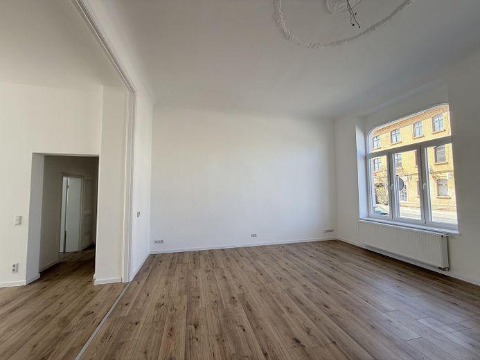Erstbezug nach Sanierung – Stilvolle 4-Zimmer-Altbauwohnung mit 126 m² – Wohnzimmer (1) zum Eingang hin